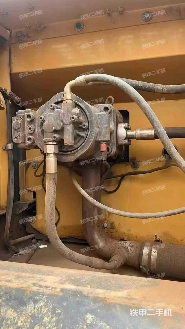 液壓泵艙室正面整體(整機外觀) 液壓泵艙室正面整體(整機外觀)