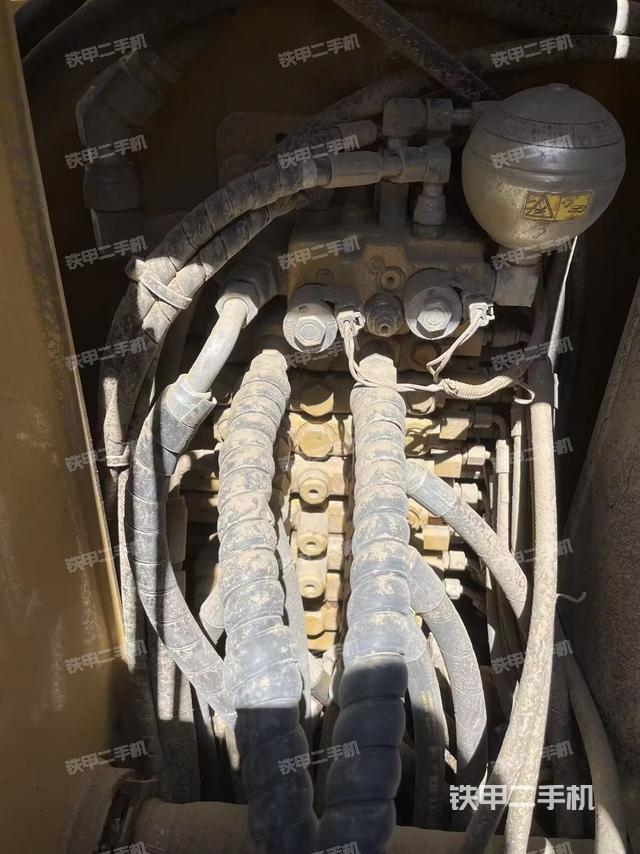 回轉(zhuǎn)馬達和主控閥(整機外觀) 回轉(zhuǎn)馬達和主控閥(整機外觀)