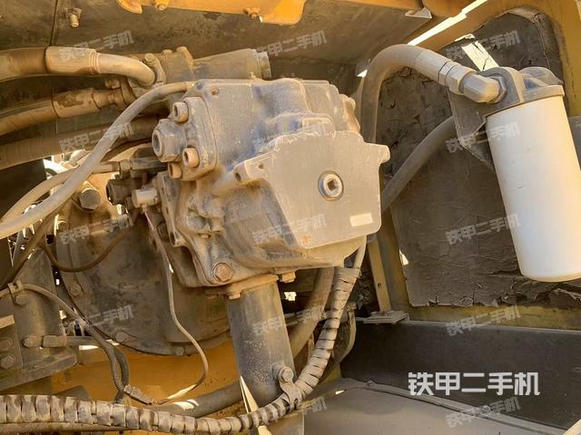 液壓泵艙室正面整體(整機外觀) 液壓泵艙室正面整體(整機外觀)