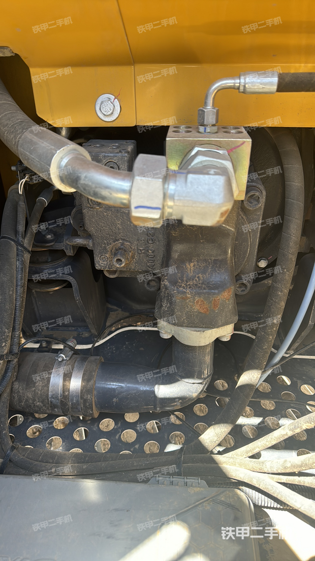 液壓泵艙室正面整體（整機(jī)外觀）