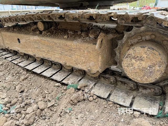 單側(cè)履帶整體(整機(jī)外觀) 單側(cè)履帶整體(整機(jī)外觀)