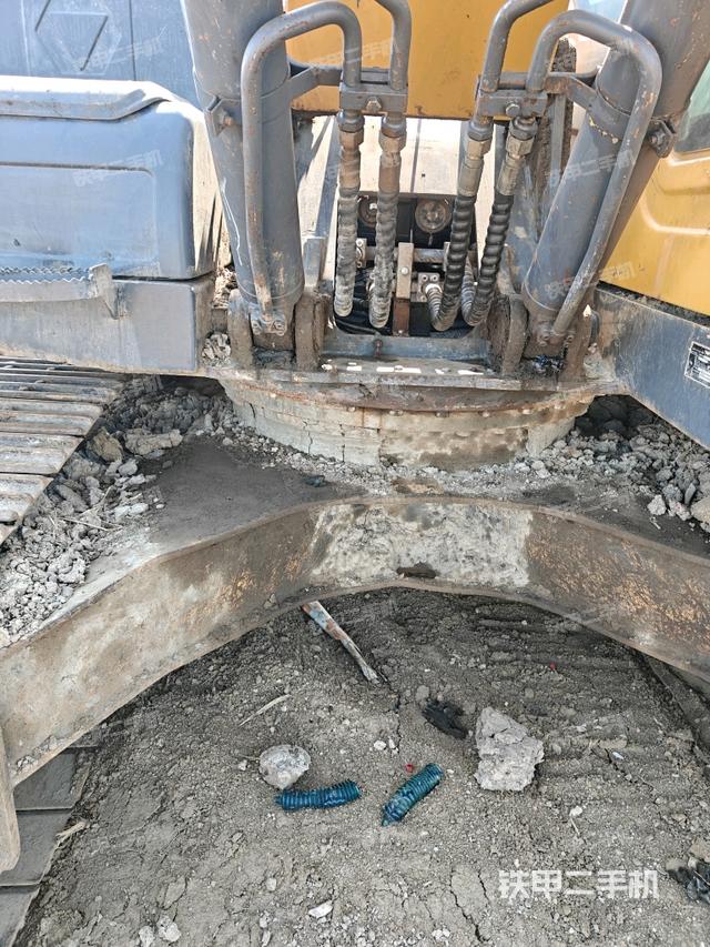 轉(zhuǎn)盤和下車架正前（工作和回轉(zhuǎn)裝置）