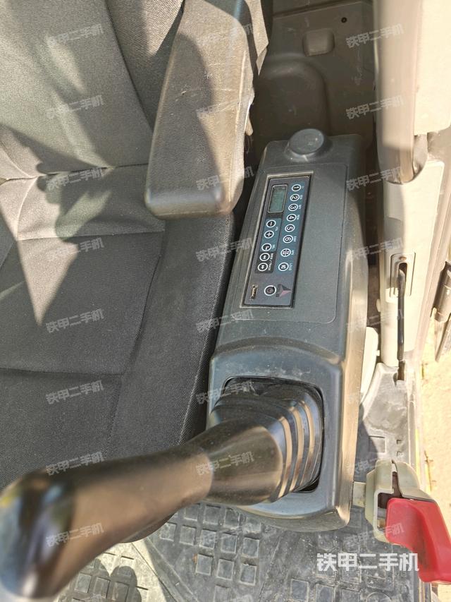 座椅左側(cè)控制臺(tái)/音響/含左手柄（駕駛室部分）