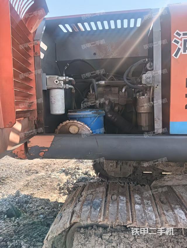 回轉(zhuǎn)馬達(dá)和主控閥(整機(jī)外觀) 回轉(zhuǎn)馬達(dá)和主控閥(整機(jī)外觀)
