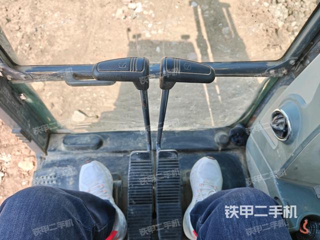 行走控制手柄和踏板?俯拍（駕駛室部分）