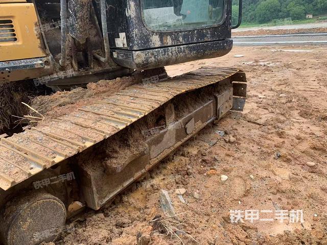 單側(cè)履帶整體(整機(jī)外觀) 單側(cè)履帶整體(整機(jī)外觀)