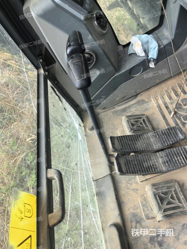 行走控制手柄和踏板?俯拍（駕駛室部分）