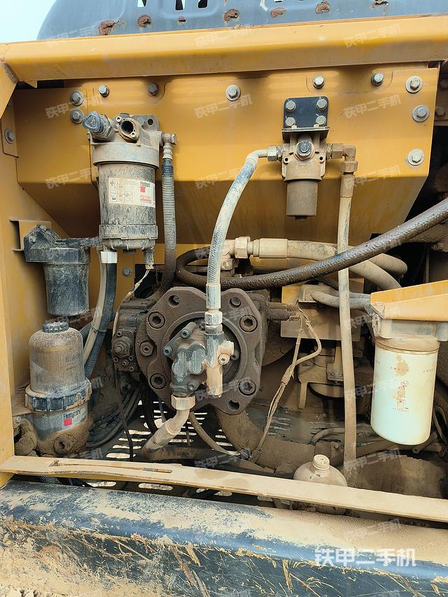 液壓泵艙室正面整體（整機外觀）