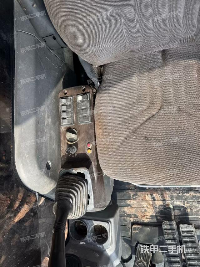 座椅右側(cè)控制臺/鑰匙門/油門/含右手柄（駕駛室部分）