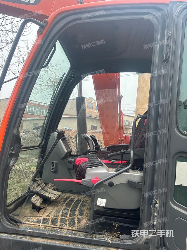 回转马达和主控阀(整机外观) 回转马达和主控阀(整机外观)