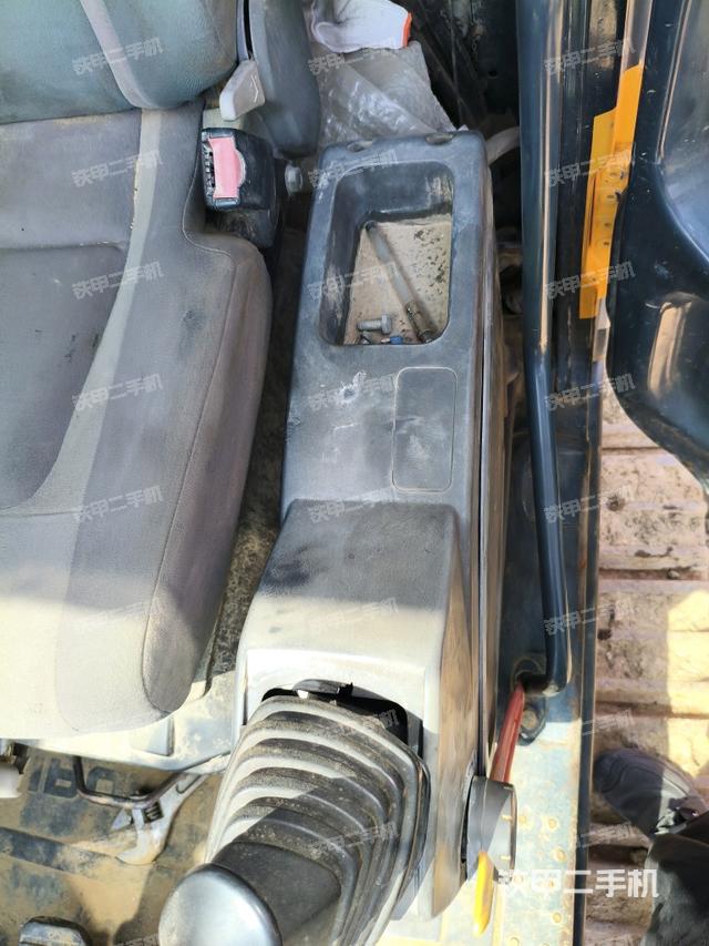 座椅左側(cè)控制臺(tái)/音響/含左手柄(駕駛室部分) 座椅左側(cè)控制臺(tái)/音響/含左手柄(駕駛室部分)