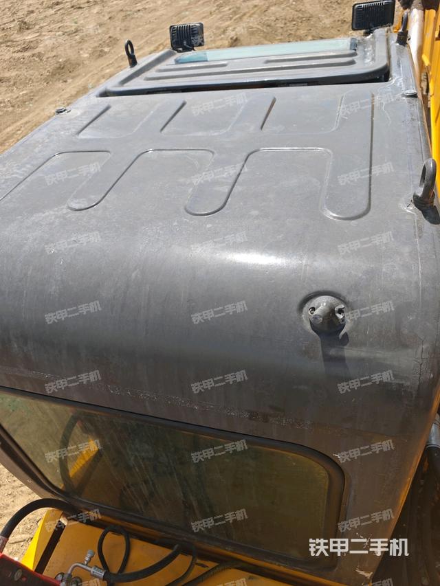 駕駛室頂部(整機(jī)外觀) 駕駛室頂部(整機(jī)外觀)