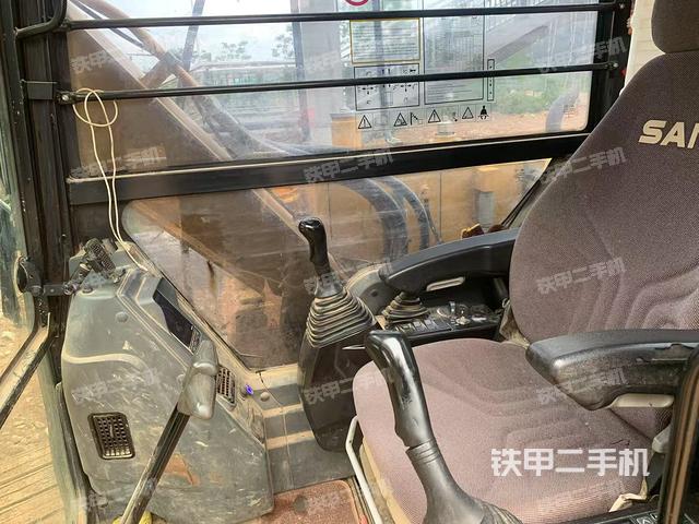 駕駛室整體(整機(jī)外觀) 駕駛室整體(整機(jī)外觀)