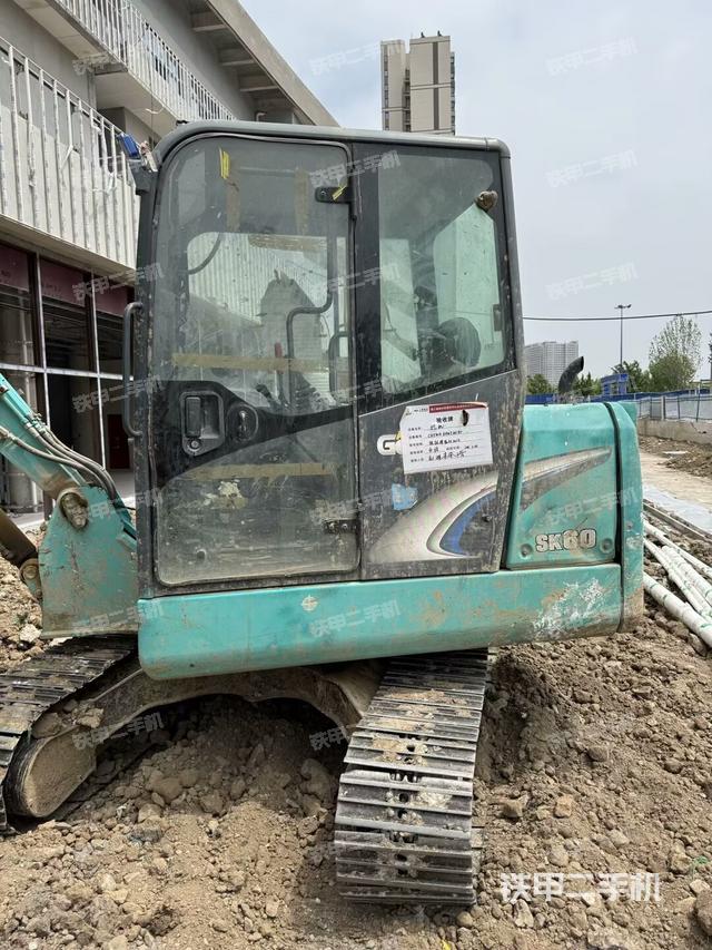 駕駛室整體(整機(jī)外觀) 駕駛室整體(整機(jī)外觀)