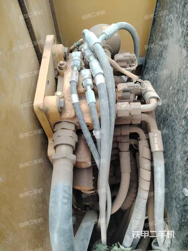 回轉(zhuǎn)馬達和主控閥（整機外觀）