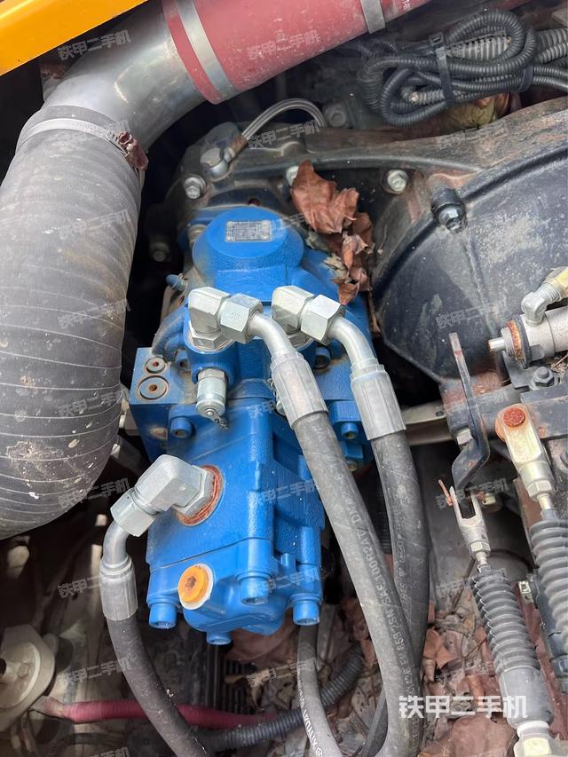 液壓泵艙室正面整體(整機外觀) 液壓泵艙室正面整體(整機外觀)