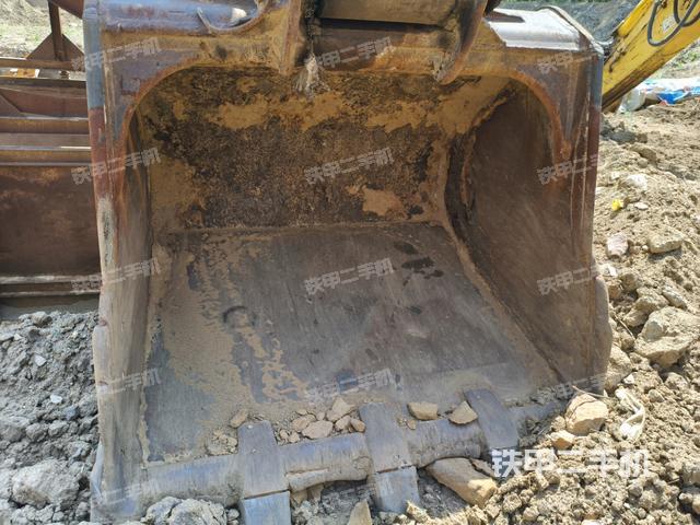 鏟斗右后整體(工作和回轉(zhuǎn)裝置) 鏟斗右后整體(工作和回轉(zhuǎn)裝置)