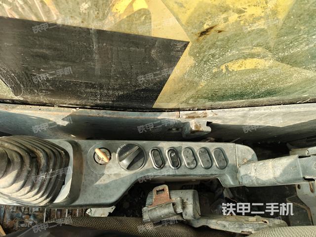 座椅右側(cè)控制臺(tái)/鑰匙門(mén)/油門(mén)/含右手柄(駕駛室部分) 座椅右側(cè)控制臺(tái)/鑰匙門(mén)/油門(mén)/含右手柄(駕駛室部分)