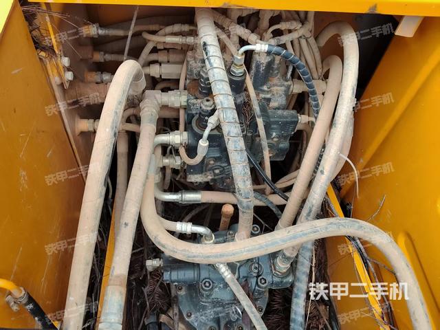 回轉馬達和主控閥(整機外觀) 回轉馬達和主控閥(整機外觀)
