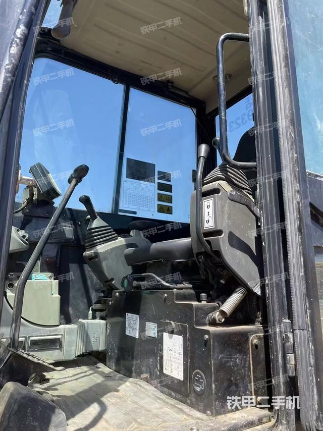 駕駛室頂部(整機外觀) 駕駛室頂部(整機外觀)