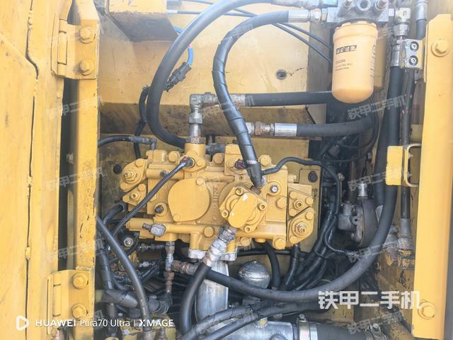 液壓泵艙室正面整體(整機外觀) 液壓泵艙室正面整體(整機外觀)