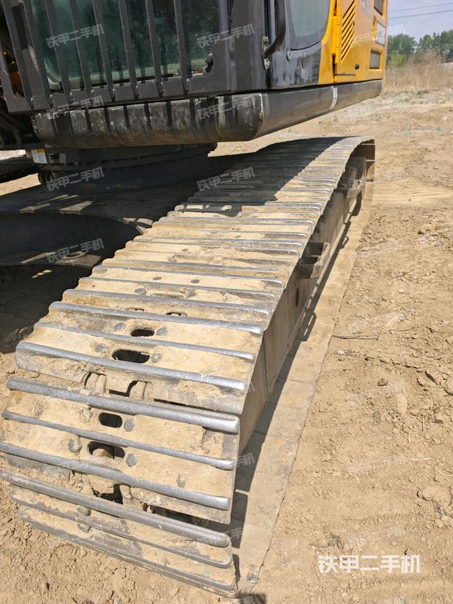 單側(cè)履帶整體(整機(jī)外觀) 單側(cè)履帶整體(整機(jī)外觀)