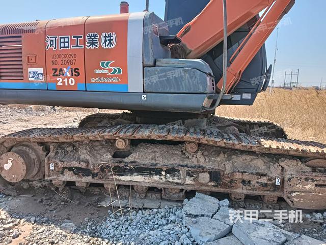 單側(cè)履帶整體(整機(jī)外觀) 單側(cè)履帶整體(整機(jī)外觀)