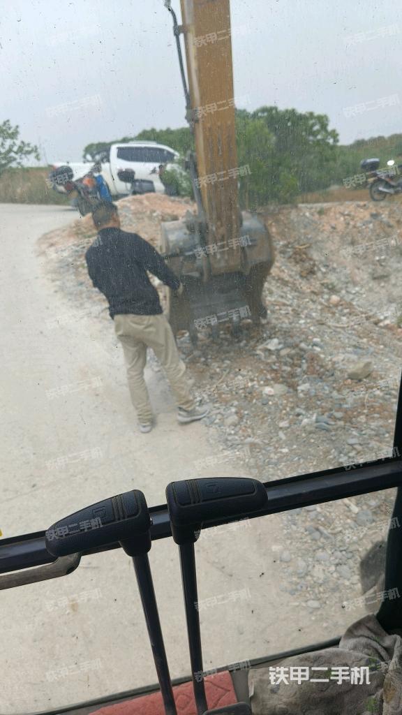 行走控制手柄和踏板?俯拍(駕駛室部分) 行走控制手柄和踏板?俯拍(駕駛室部分)