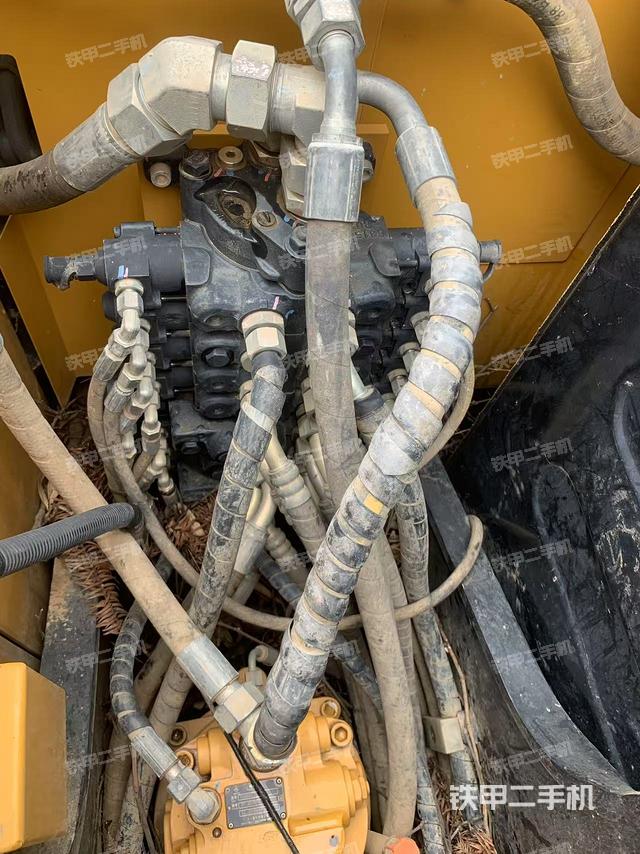 回轉(zhuǎn)馬達(dá)和主控閥(整機(jī)外觀) 回轉(zhuǎn)馬達(dá)和主控閥(整機(jī)外觀)