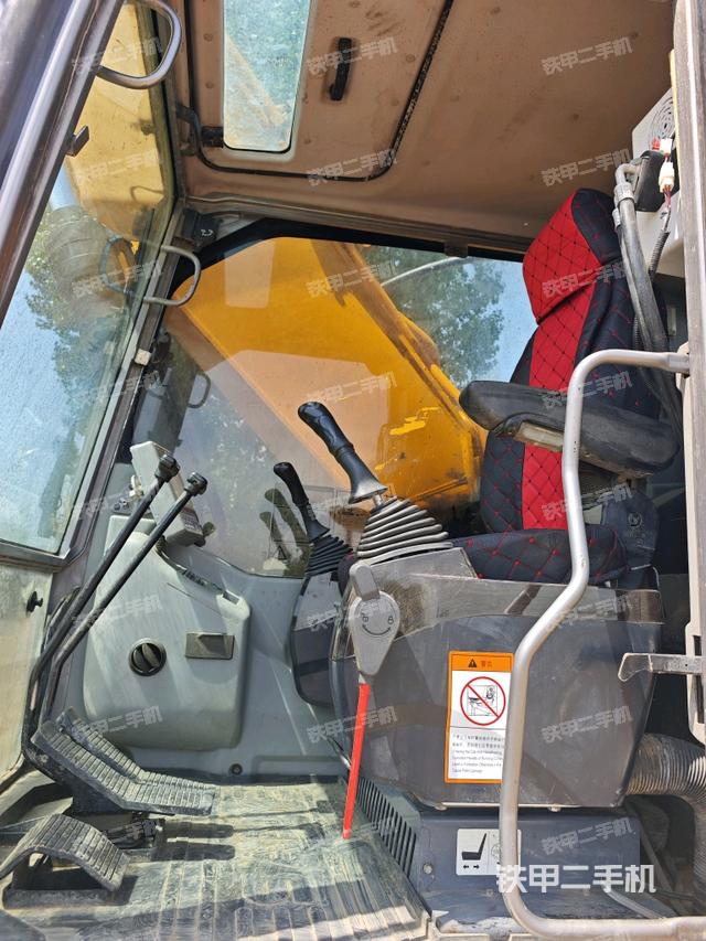 駕駛室整體(整機(jī)外觀) 駕駛室整體(整機(jī)外觀)