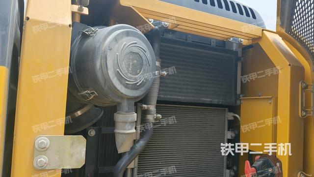 散熱器正面(大件艙室) 散熱器正面(大件艙室)