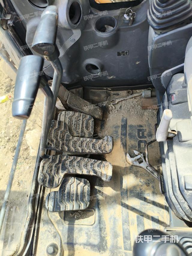 行走控制手柄和踏板?俯拍(駕駛室部分) 行走控制手柄和踏板?俯拍(駕駛室部分)