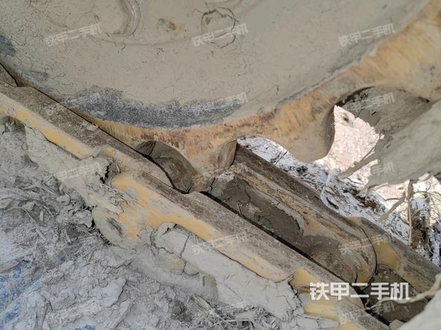 左驅(qū)動輪（行走機構(gòu)）