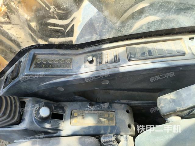 座椅右側(cè)控制臺(tái)/鑰匙門/油門/含右手柄(駕駛室部分) 座椅右側(cè)控制臺(tái)/鑰匙門/油門/含右手柄(駕駛室部分)