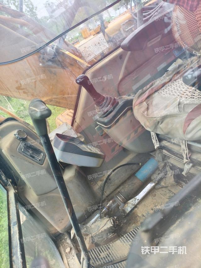 駕駛室整體(整機外觀) 駕駛室整體(整機外觀)