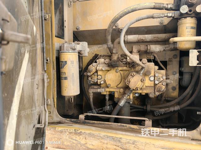 液壓泵艙室正面整體（整機外觀）