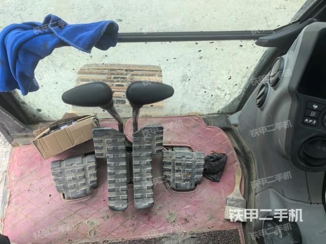 行走控制手柄和踏板?俯拍（駕駛室部分）