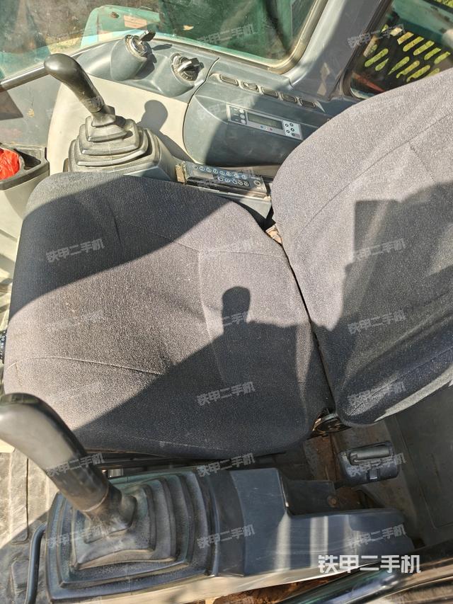 行走控制手柄和踏板?俯拍（駕駛室部分）
