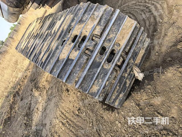 單側(cè)履帶整體(整機(jī)外觀) 單側(cè)履帶整體(整機(jī)外觀)