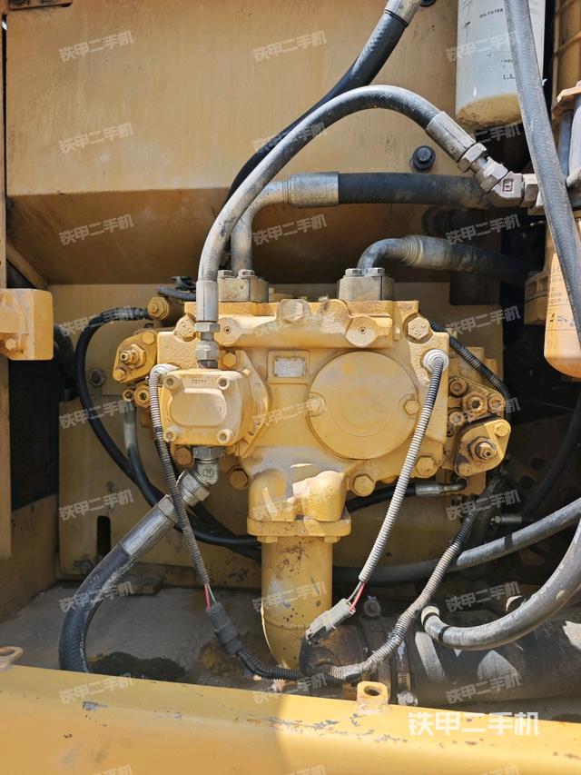 液壓泵艙室正面整體（整機外觀）