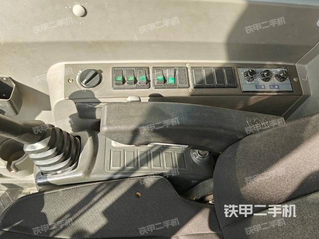 座椅右側(cè)控制臺(tái)/鑰匙門/油門/含右手柄（駕駛室部分）