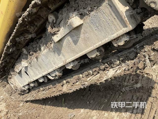 單側(cè)履帶整體(整機(jī)外觀) 單側(cè)履帶整體(整機(jī)外觀)