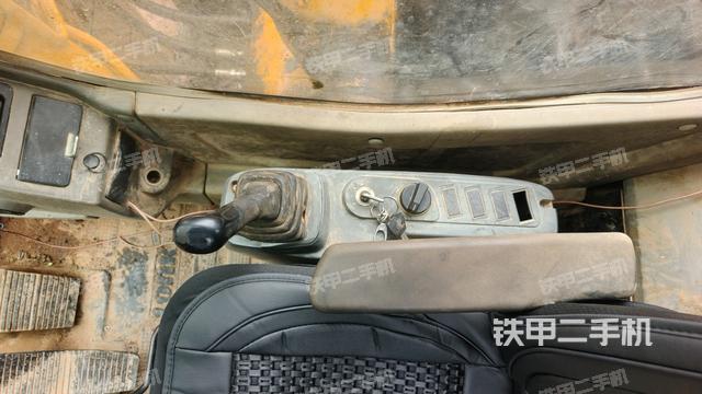 座椅右側(cè)控制臺(tái)/鑰匙門/油門/含右手柄（駕駛室部分）