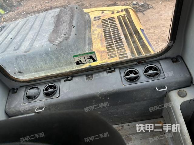 駕駛室整體(整機(jī)外觀) 駕駛室整體(整機(jī)外觀)