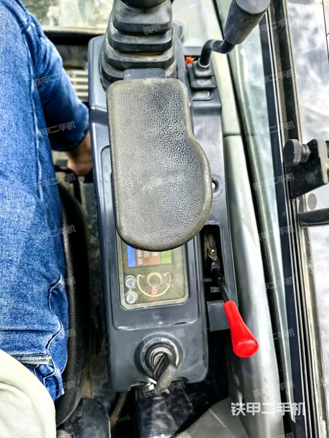 座椅右側(cè)控制臺(tái)/鑰匙門/油門/含右手柄（駕駛室部分）