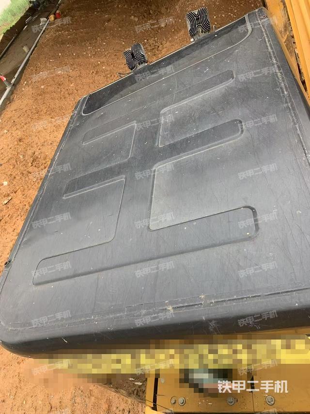 駕駛室頂部(整機(jī)外觀) 駕駛室頂部(整機(jī)外觀)