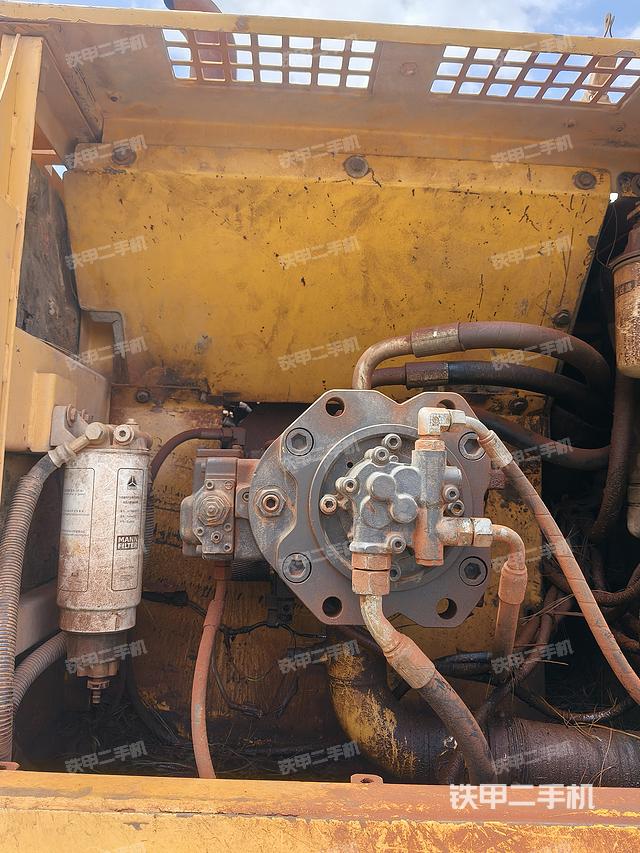 液压泵舱室正面整体（整机外观）