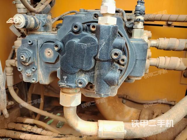 液壓泵艙室正面整體(整機外觀) 液壓泵艙室正面整體(整機外觀)