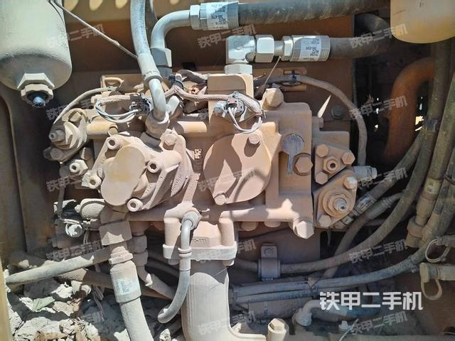 液壓泵艙室正面整體（整機外觀）