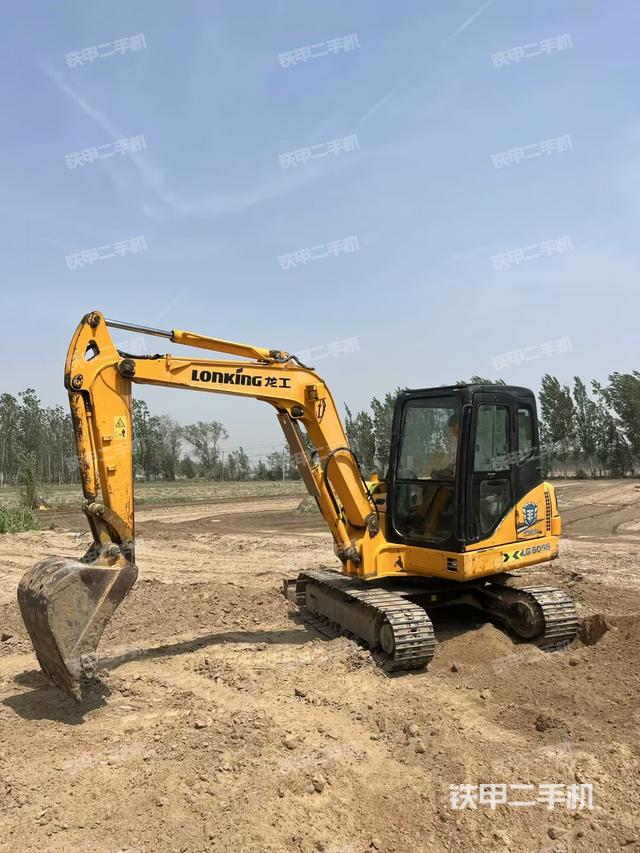 駕駛室整體(整機(jī)外觀) 駕駛室整體(整機(jī)外觀)